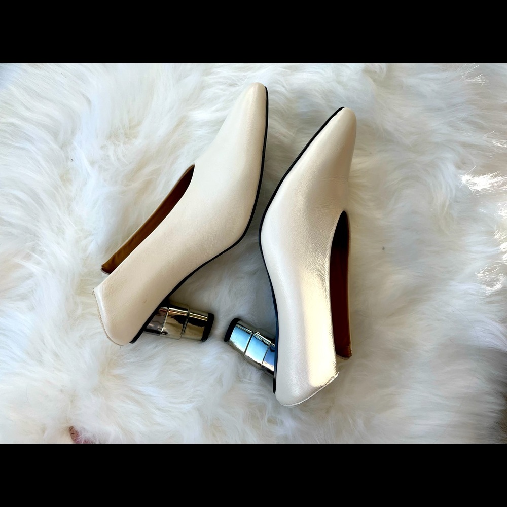 Two ways of wear heels